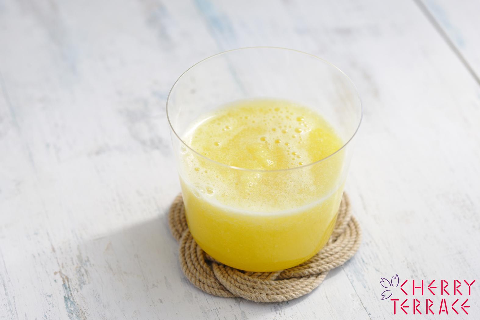 セロリ、パイナップル、レモンの爽やかスムージー