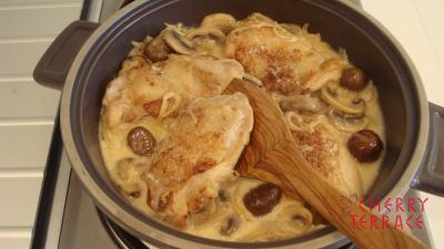 鶏のコニャックマリネ焼き　甘栗とマッシュルームのクリームソース