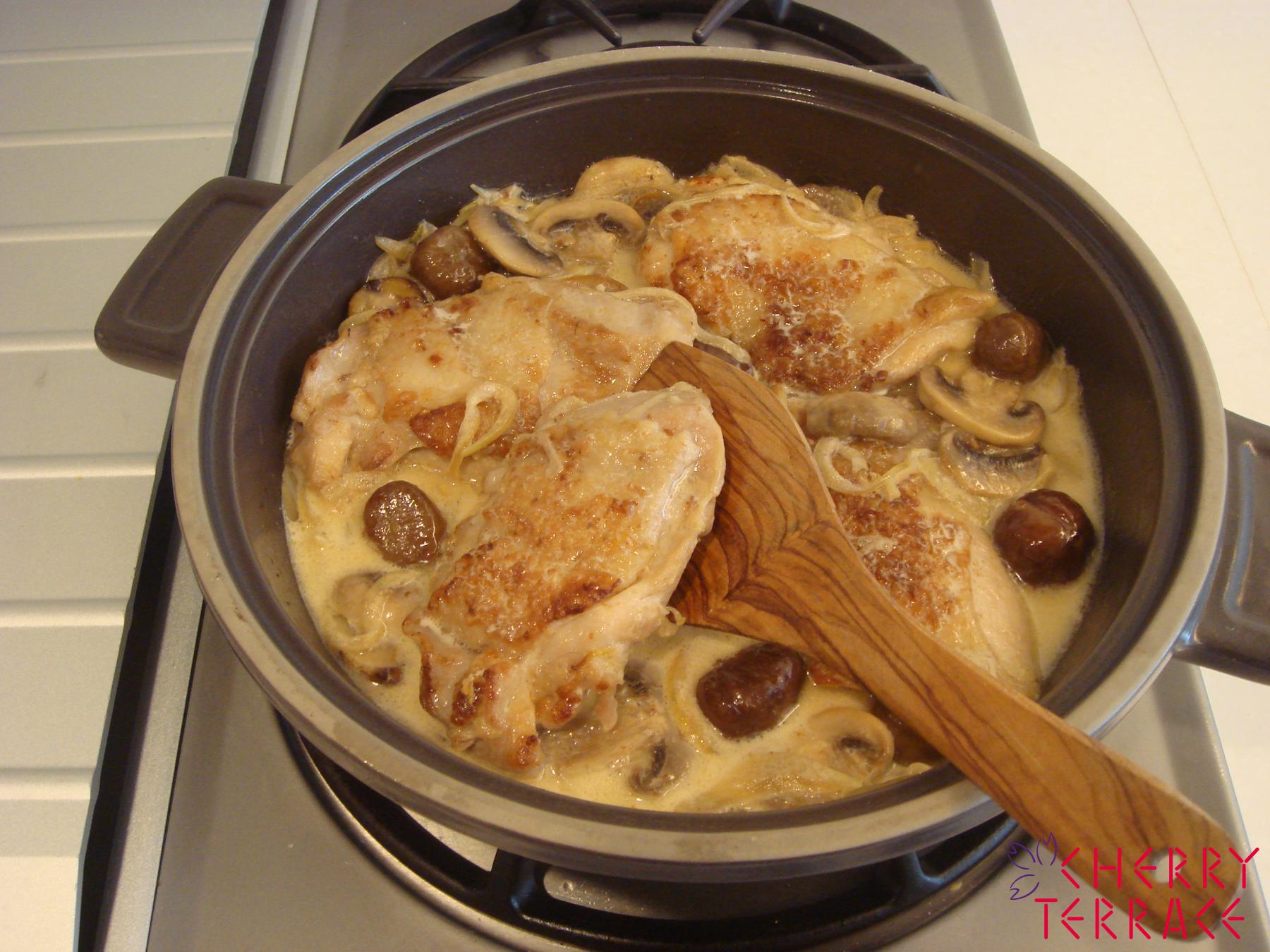 鶏のコニャックマリネ焼き　甘栗とマッシュルームのクリームソース