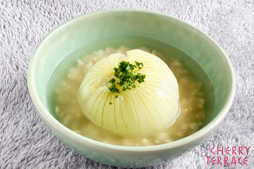 丸ごと新玉ねぎとオートミールのスープ