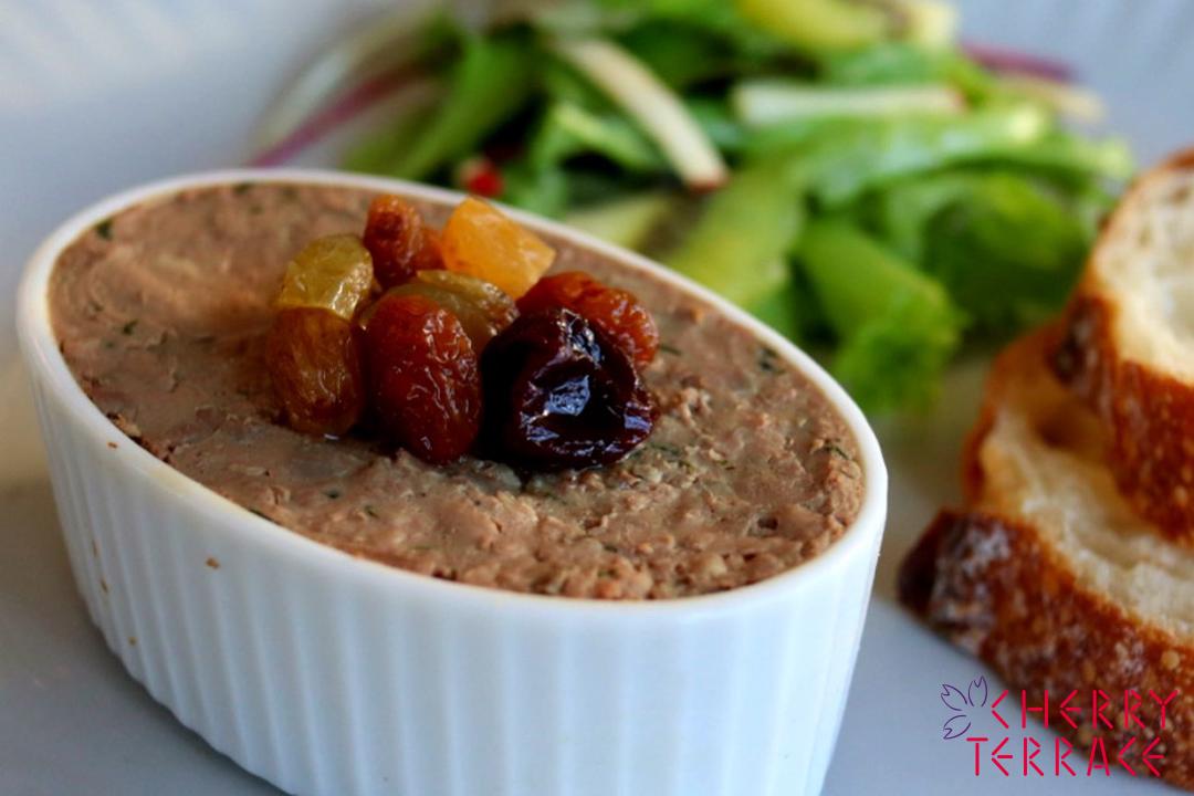 鶏レバーとジュエリーレーズンのムース　サラダ添え